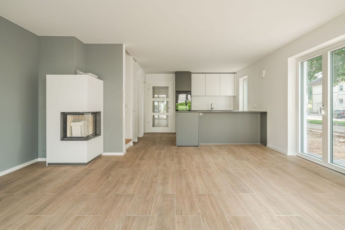 Frisch sanierter, bezugsfertiger Wohnraum mit offener Küche und Kamin